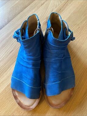 MIZ MOOZ Fuller teal blue leather sandals. Butter soft leather! Side zippers.